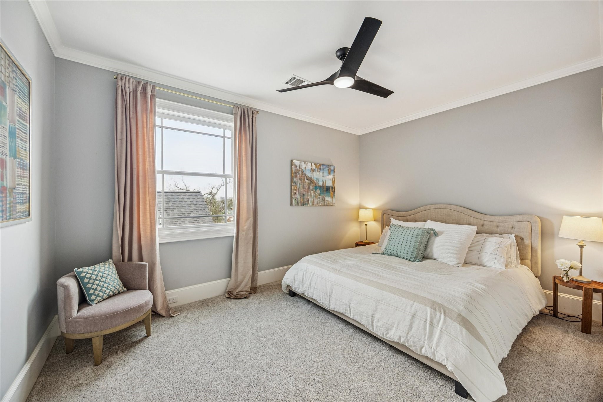610 East 7th Street Houston, TX 77007 - Photo 27 of 40 SECONDARY BEDROOM WITH LARGE CLOSET AND CEILING FAN.