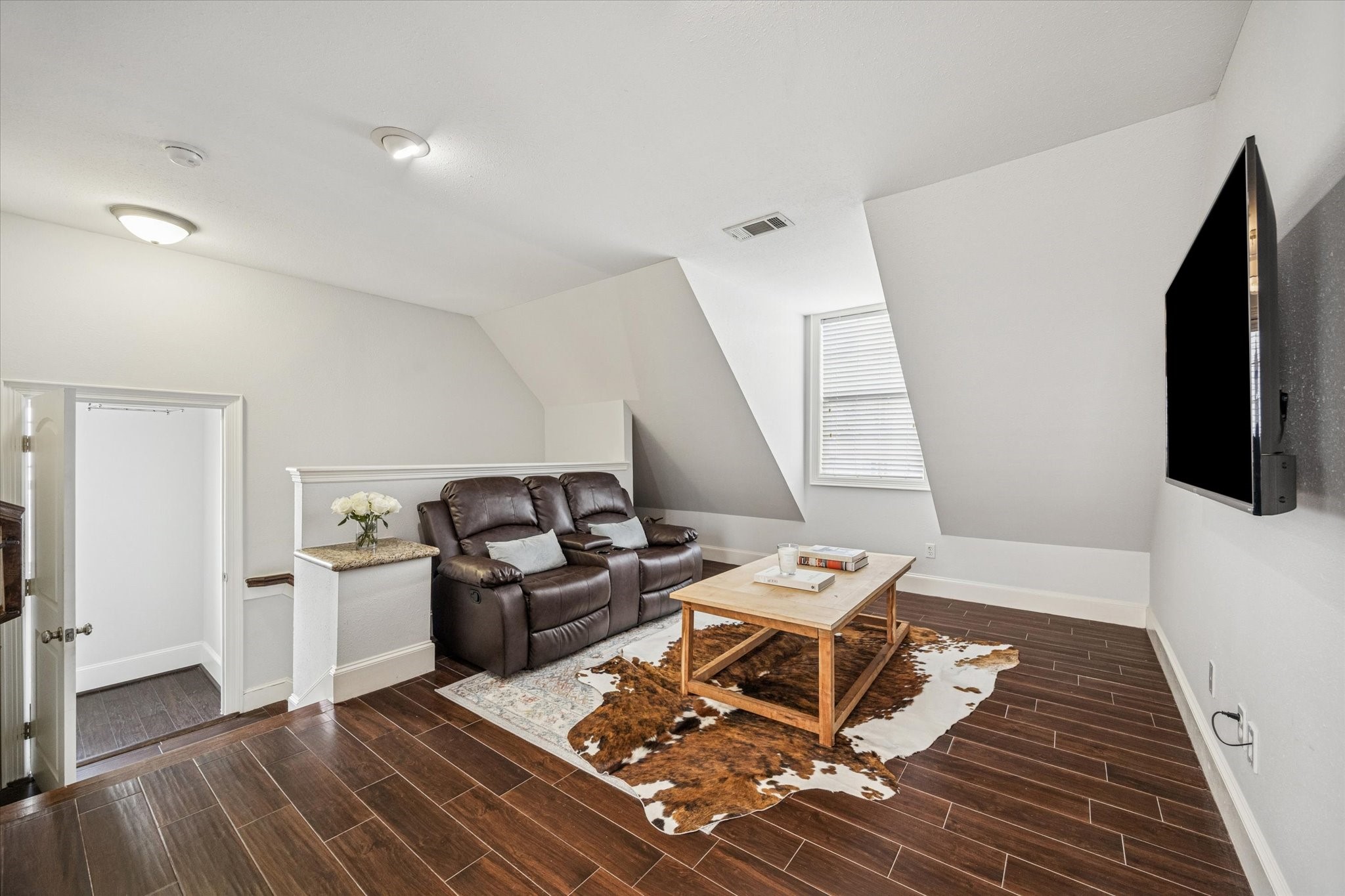 610 East 7th Street Houston, TX 77007 - Photo 32 of 40 LIVING SPACE IN THE ATTACHED GUEST SUITE OVER THE GARAGE. HARDWOOD FLOORS, TWO SEPARATE ENTRANCES AND W/D HOOK-UP IN THE GARAGE TO ACCOMMODATE GUESTS IN THIS SPACE.