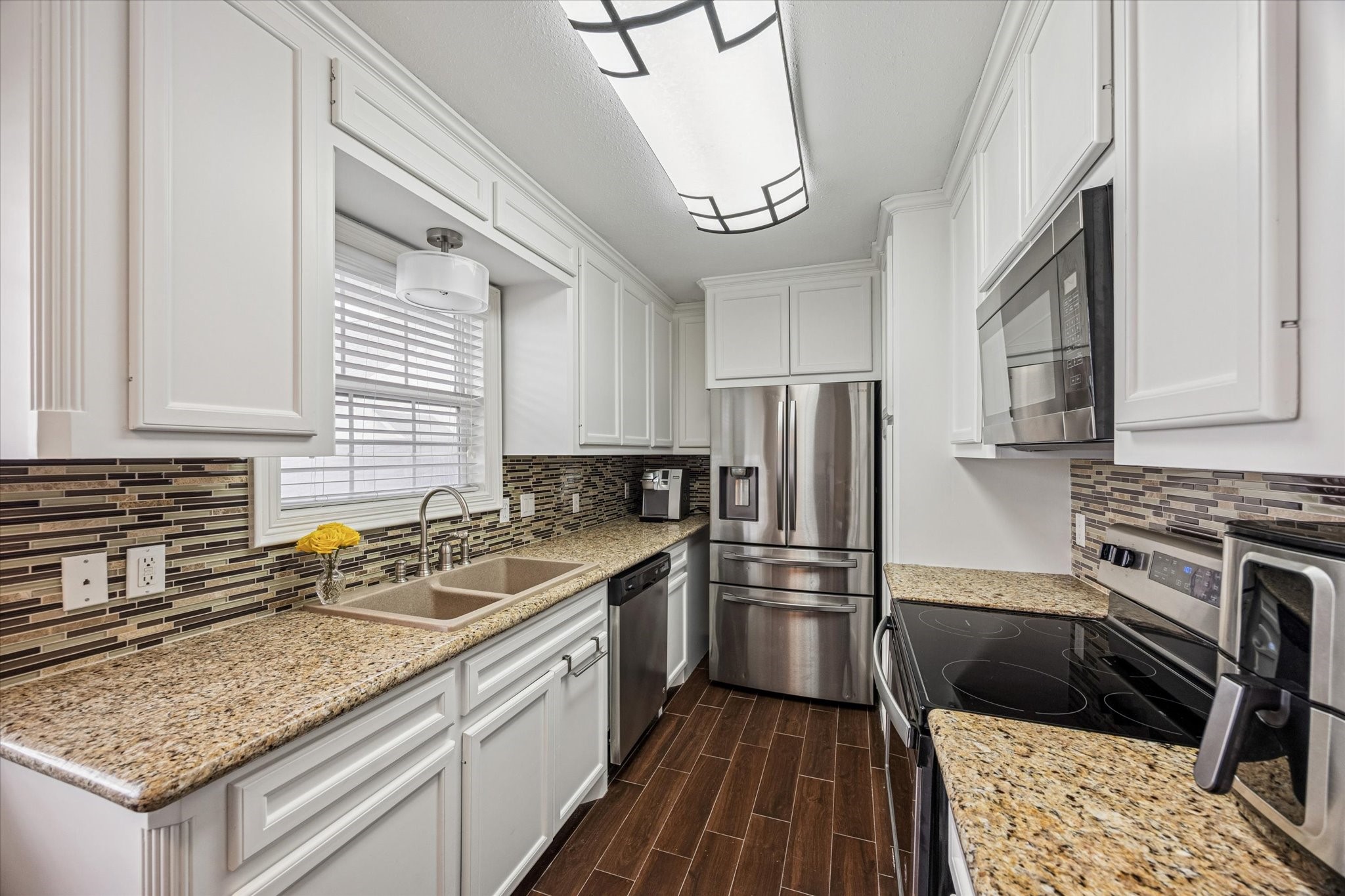 610 East 7th Street Houston, TX 77007 - Photo 33 of 40 FULL KITCHEN LOCATED IN THE GUEST SUITE OVER THE GARAGE FEATURES SS APPLIANCES, PLENTY OF COUNTER SPACE AND AN ADJACENT DINING SPACE (NOT PICTURED).