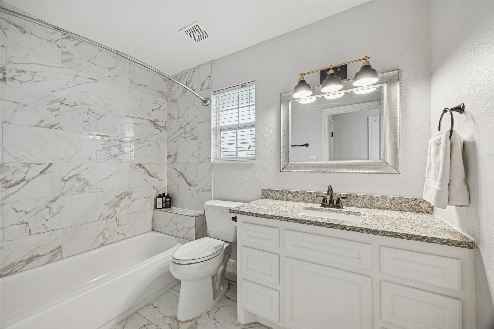 610 East 7th Street Houston, TX 77007 - Photo 35 of 40 UPDATED BATHROOM IN GUEST SUITE OVER THE GARAGE.