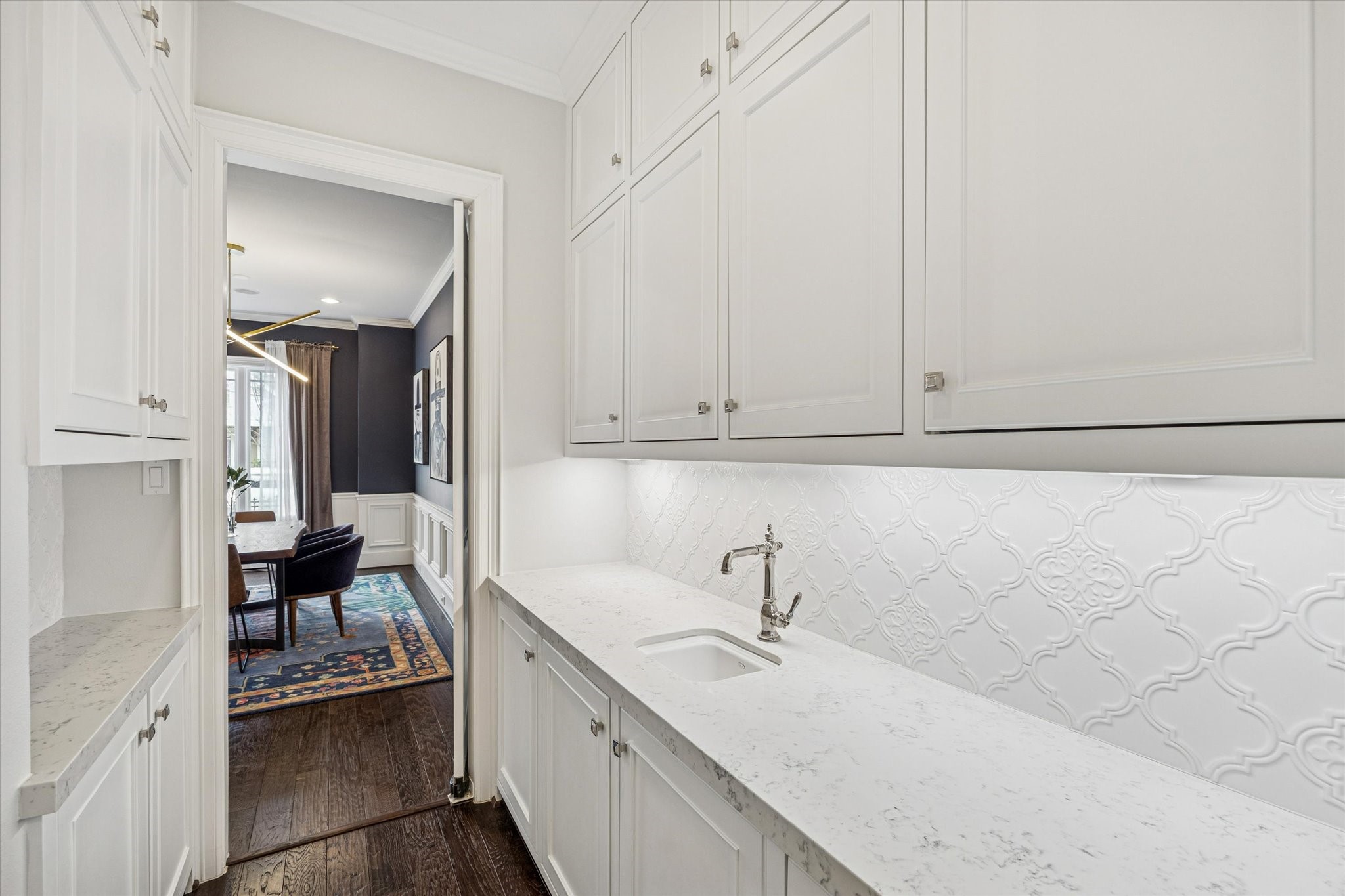 610 East 7th Street Houston, TX 77007 - Photo 9 of 40 BUTLER'S PANTRY OFF OF THE KITCHEN FEATURES A BEVERAGE SINK FOR EASE OF ENTERTAINING, PLENTY OF STORAGE AND A LARGE, WALK-IN PANTRY.
