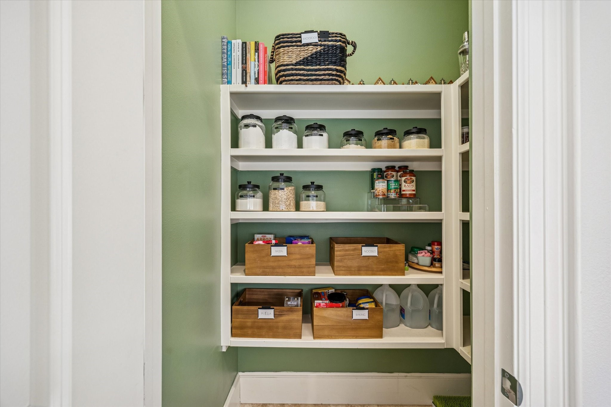 610 East 7th Street Houston, TX 77007 - Photo 10 of 40 PANTRY LOCATED WITHIN BUTLER'S PANTRY (1 OF 2 PANTRIES IN THE HOUSE!)
