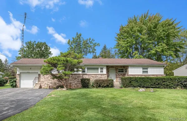$229,900 | 3441 East Maple Avenue, Burton, MI 48529