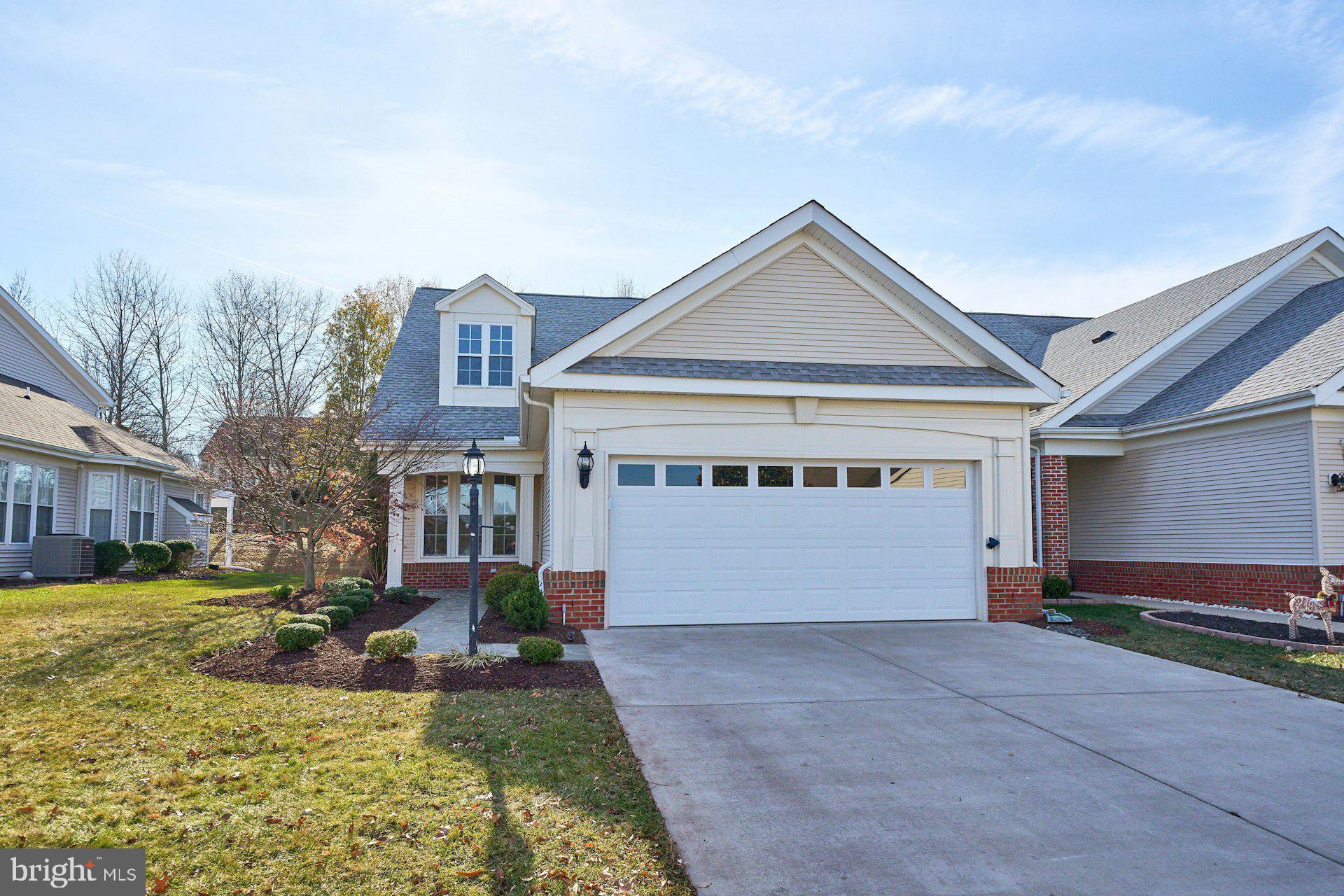 End Unit Attached Villa  in Heritage Hunt