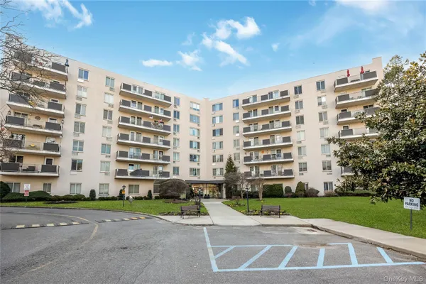 $375,000 | 135 Post Avenue, Unit 1O, Westbury, NY 11590