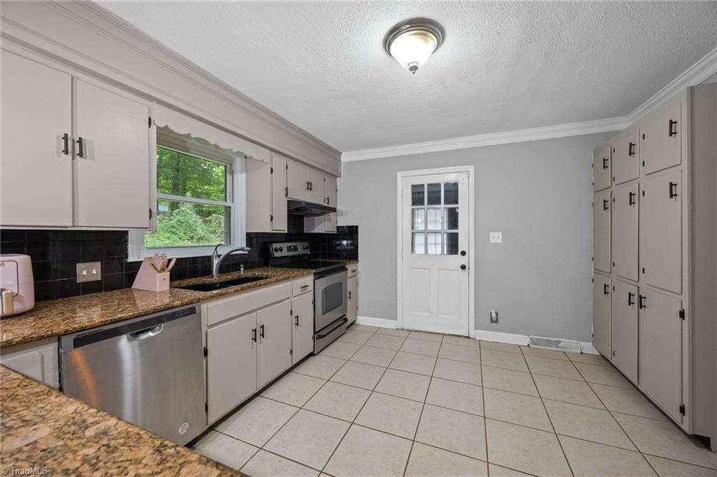 665 Alpine Road Winston-Salem, NC 27104 - Photo 11 of 28 Kitchen
