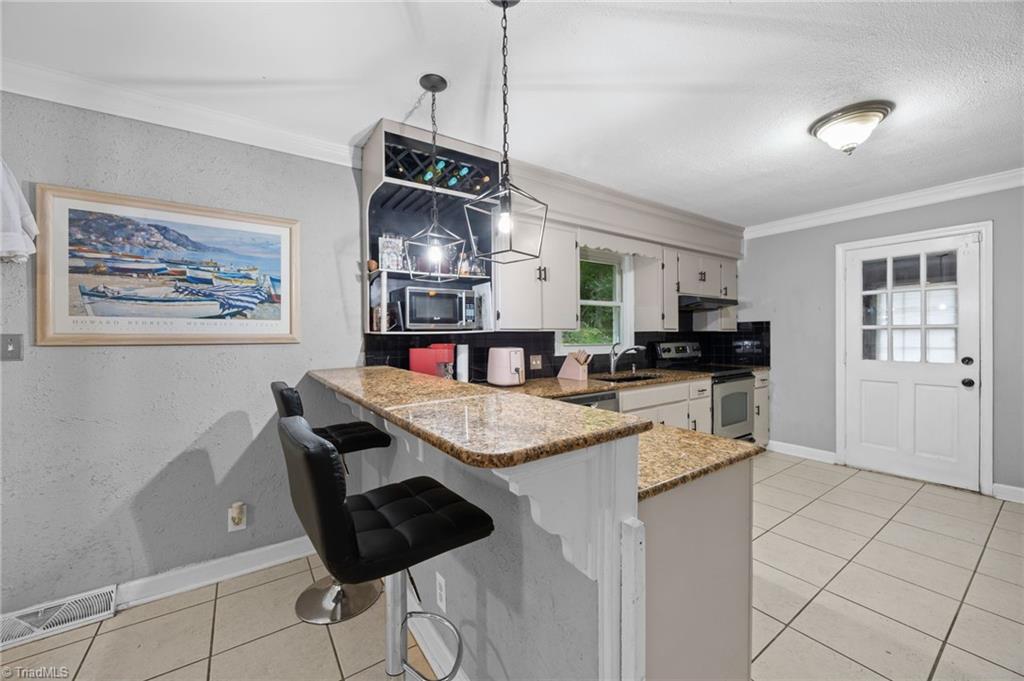 665 Alpine Road Winston-Salem, NC 27104 - Photo 12 of 28 Kitchen Peninsula