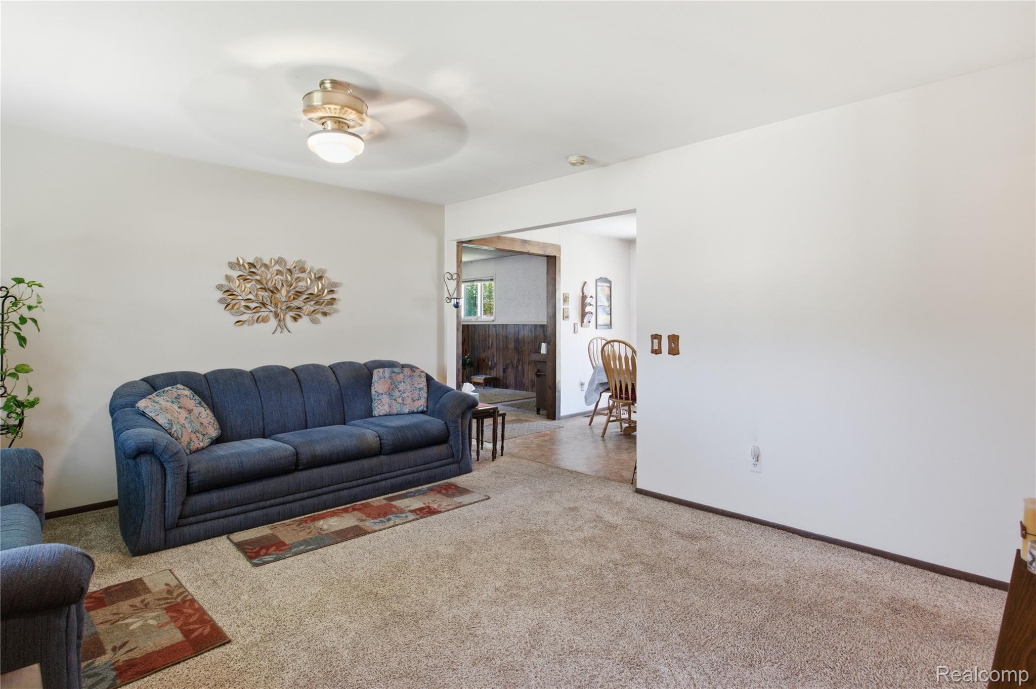 47395 Dequindre Road Rochester, MI 48307 - Photo 3 of 19 Living room