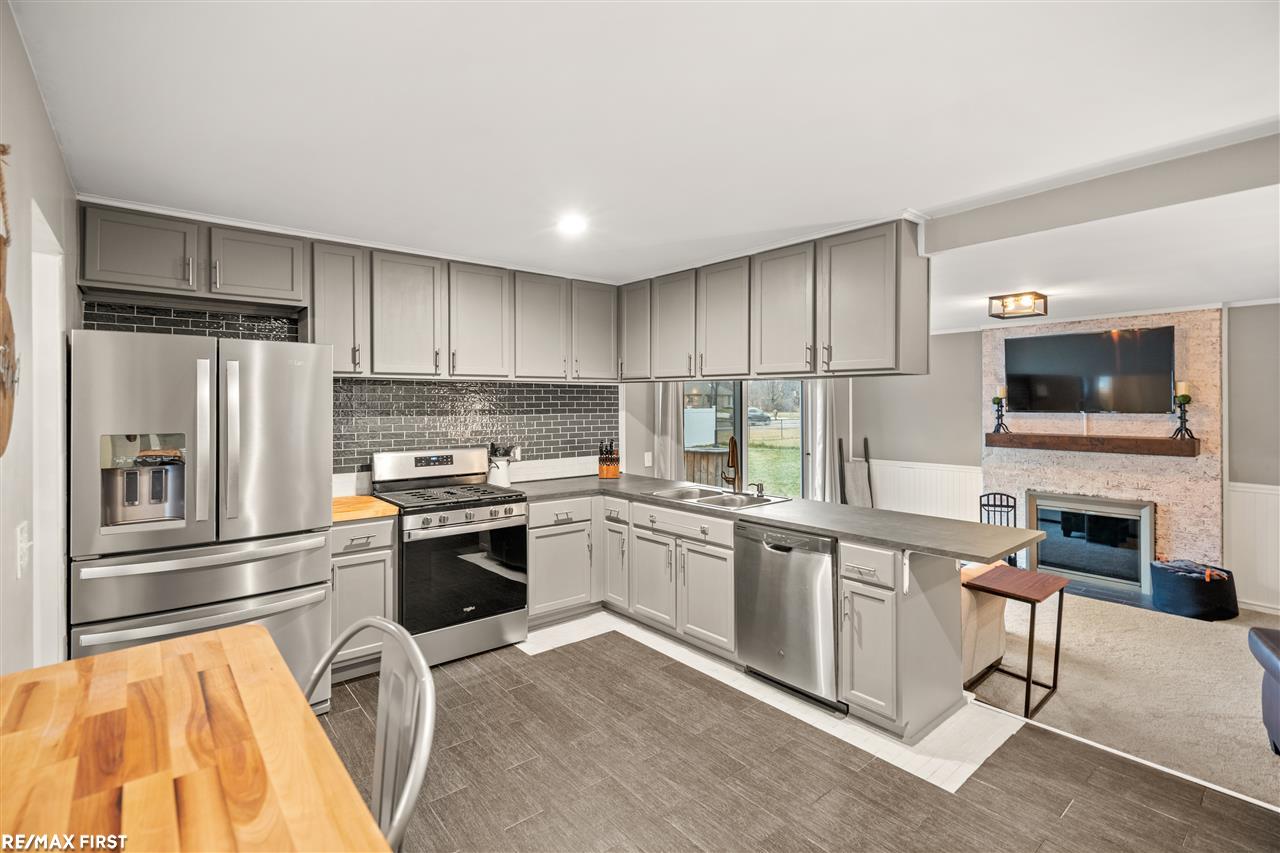 40966 Pickett Ridge Road Sterling Heights, MI 48313 - Photo 5 of 27 50032048-4.JPG