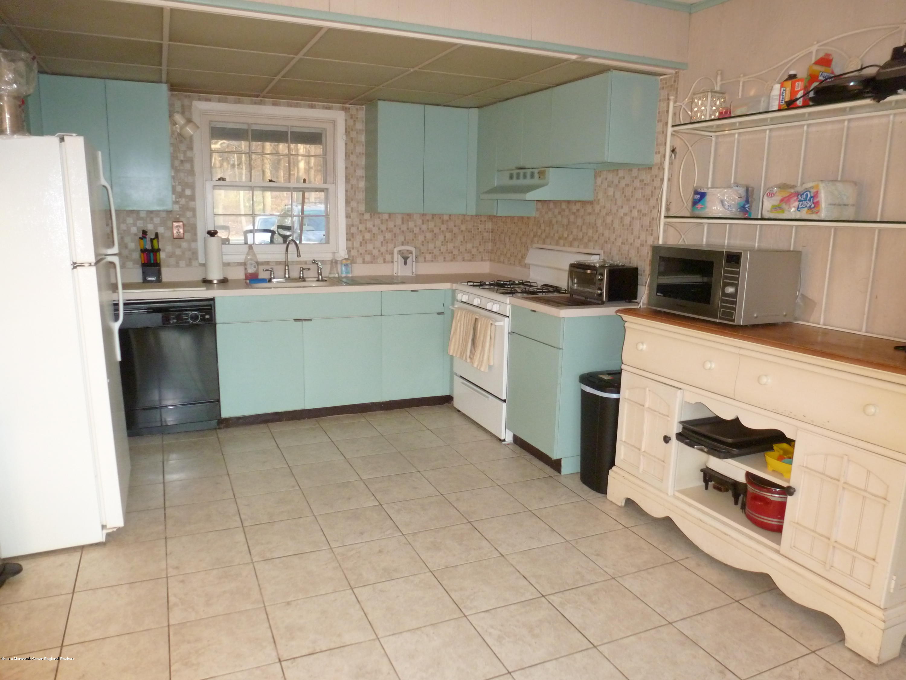363 Lloyd Road Aberdeen, NJ 07747 - Photo 12 of 17 Eat-in Kitchen