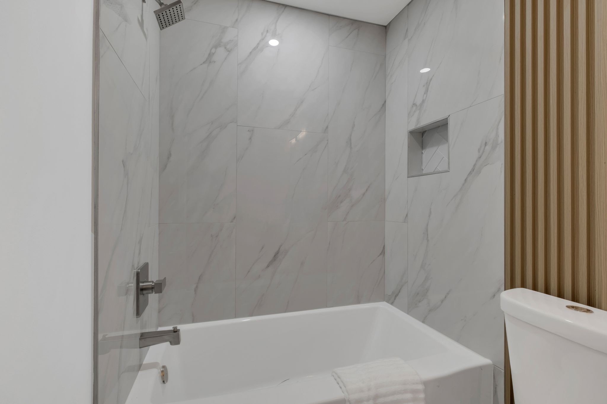 568 West Campbell Road Goodlettsville, TN 37072 - Photo 9 of 27 a bathroom with a bathtub