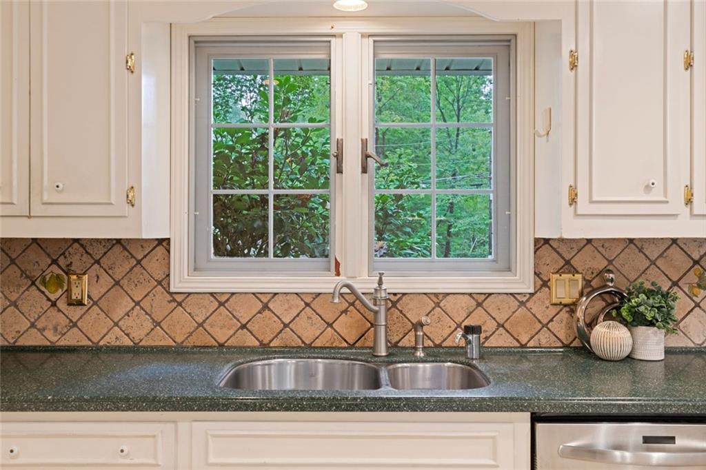 260 Burdette Road Northwest Sandy Springs, GA 30327 - Photo 12 of 59 Gallery Image 12