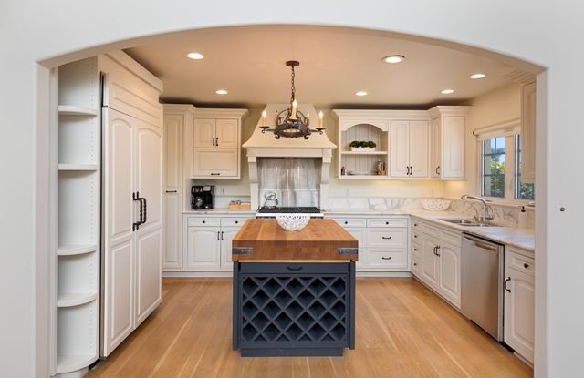 a kitchen that has a lot of cabinets in it