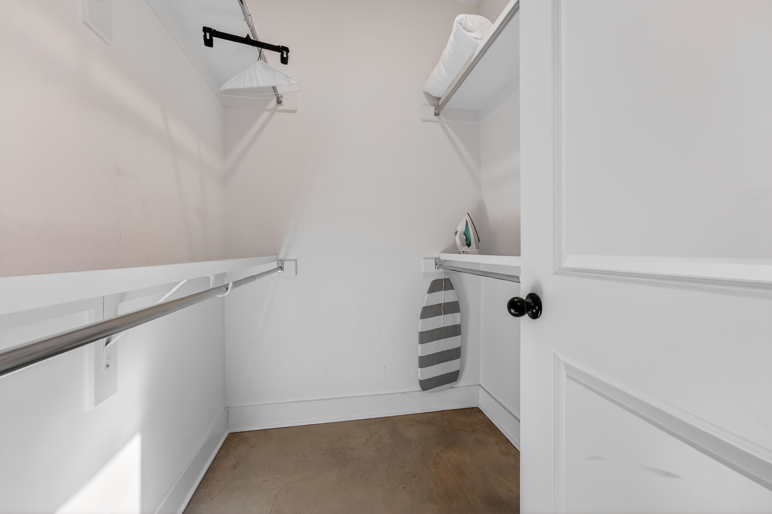 668 Hawthorne Street Memphis, TN 38107 - Photo 16 of 24 View of walk in closet