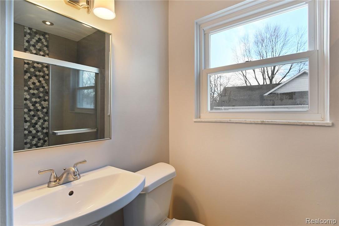 1194 Rocky Ridge Trail Flint, MI 48532 - Photo 29 of 41 1st Level Full Bathroom