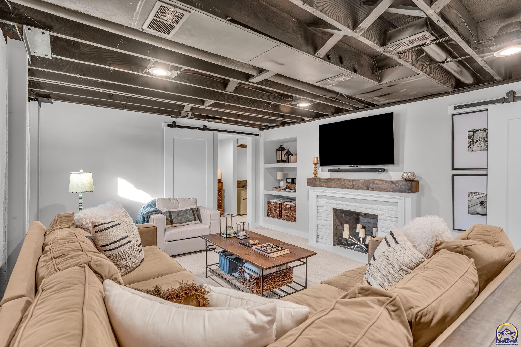 7609 Russell Street Prairie Village, KS 66208 - Photo 11 of 43