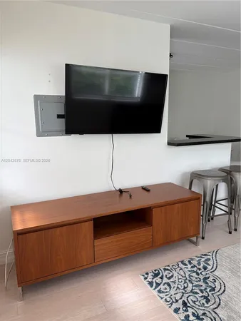 $2,700 | 1545 Euclid Avenue, Unit 2F, Miami Beach, FL 33139