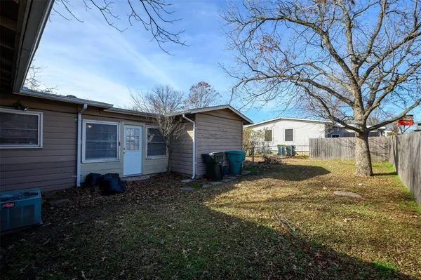 $1,395 | 221 West Burton Street, Sherman, TX 75092