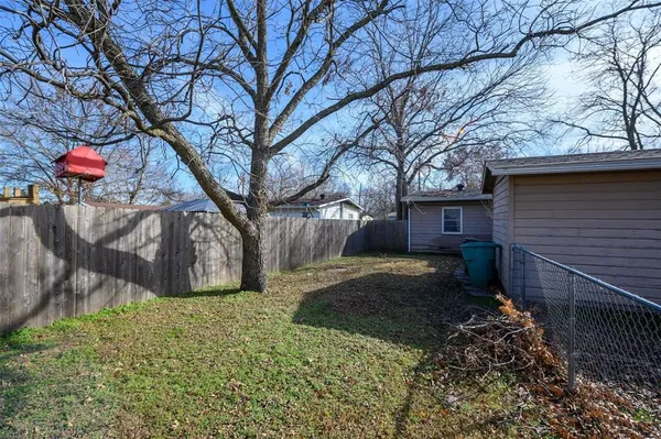 $1,395 | 221 West Burton Street, Sherman, TX 75092