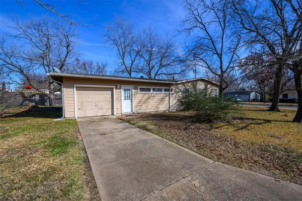 $1,395 | 221 West Burton Street, Sherman, TX 75092