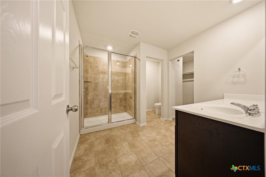9506 Falme Lane Killeen, TX 76542 - Photo 12 of 27 a bathroom with a sink mirror and shower
