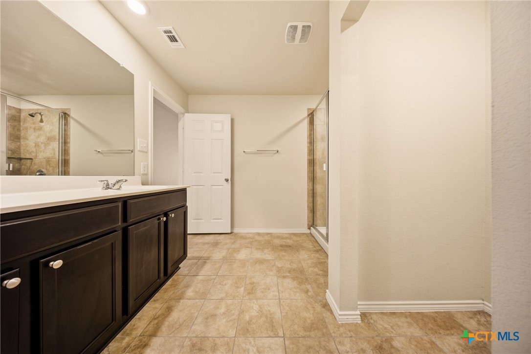 9506 Falme Lane Killeen, TX 76542 - Photo 18 of 27 a kitchen with a sink and a mirror