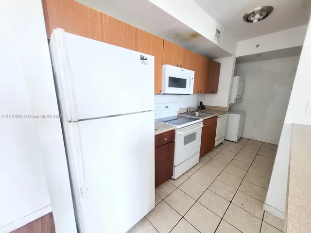 $2,550 | 120 Southwest 8th Avenue, Unit 501, Miami, FL 33130