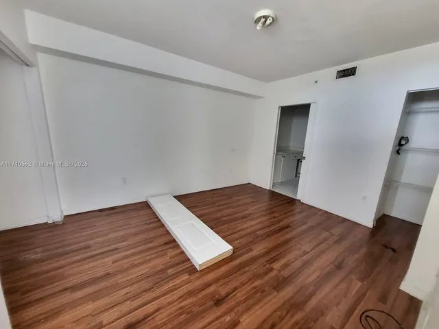 $2,550 | 120 Southwest 8th Avenue, Unit 501, Miami, FL 33130