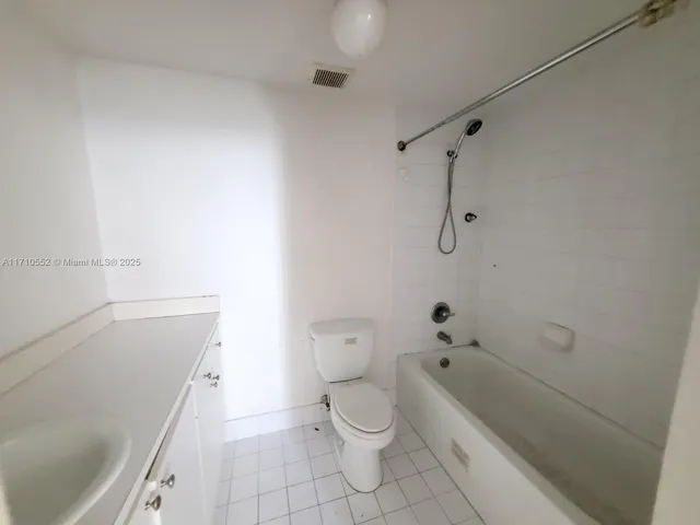 $2,550 | 120 Southwest 8th Avenue, Unit 501, Miami, FL 33130