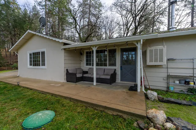 a view of a house with backyard