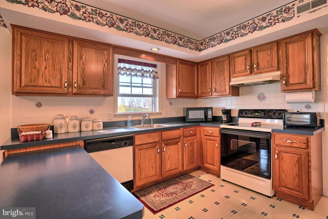 237 Bainbridge Circle Sinking Spring, PA 19608 - Photo 9 of 25