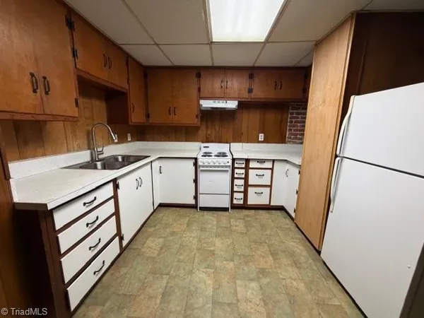 $995 | 1806 Walker Avenue, Unit D, Greensboro, NC 27403