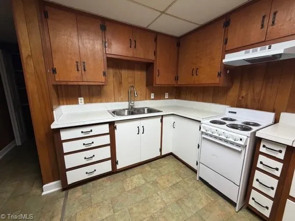 $995 | 1806 Walker Avenue, Unit D, Greensboro, NC 27403