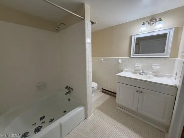 $995 | 1806 Walker Avenue, Unit D, Greensboro, NC 27403