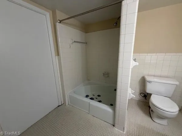 $995 | 1806 Walker Avenue, Unit D, Greensboro, NC 27403