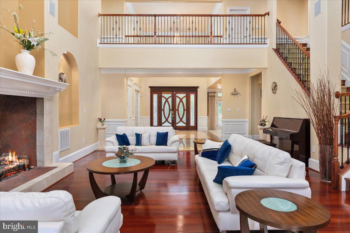 11846 Chapel Road Clifton, VA 20124 - Photo 5 of 143 Elegant living space with high ceilings.