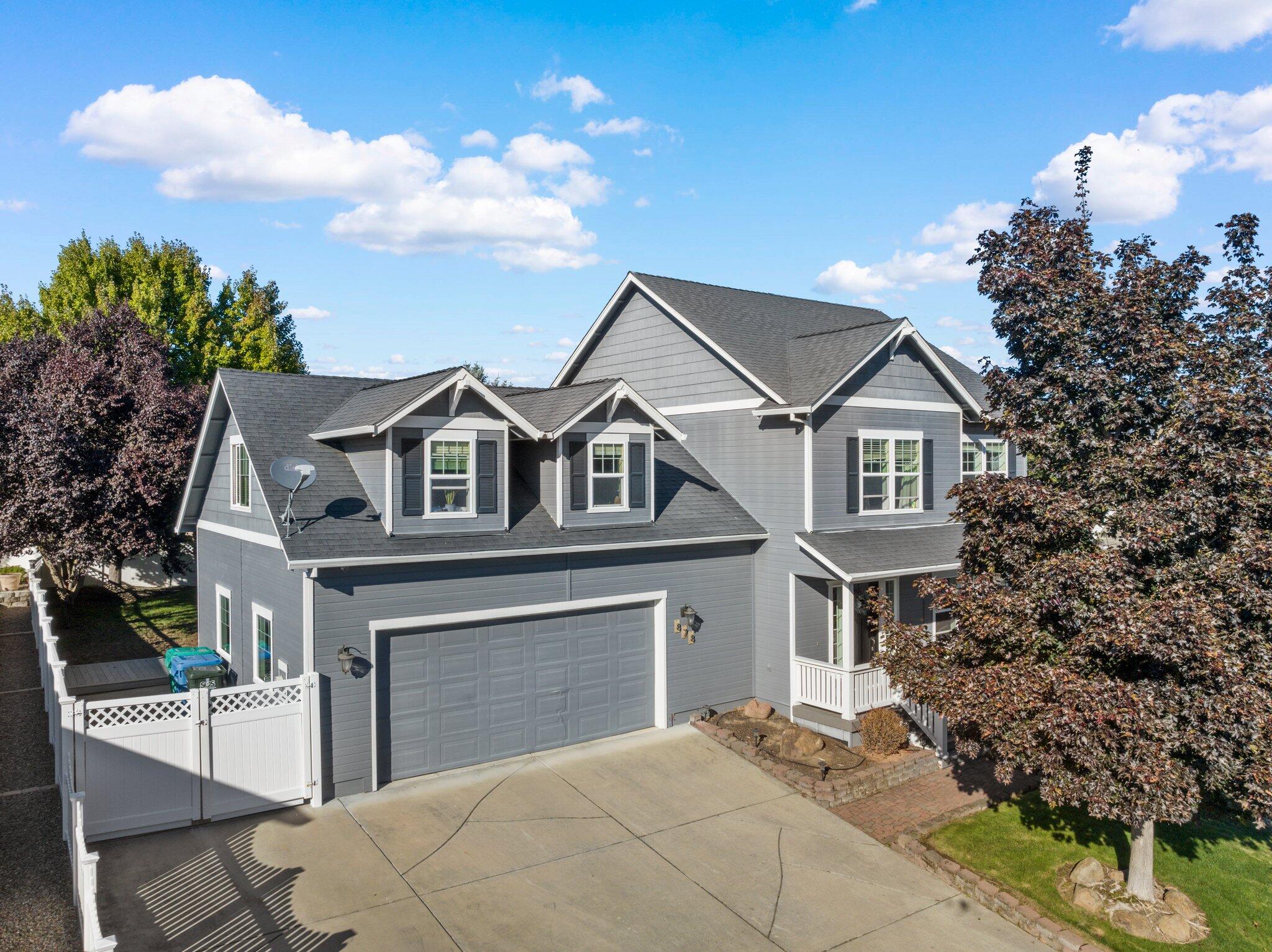 878 Ridgeview Drive Eagle Point, OR 97524 - Photo 32 of 39 a front view of a house with a garden
