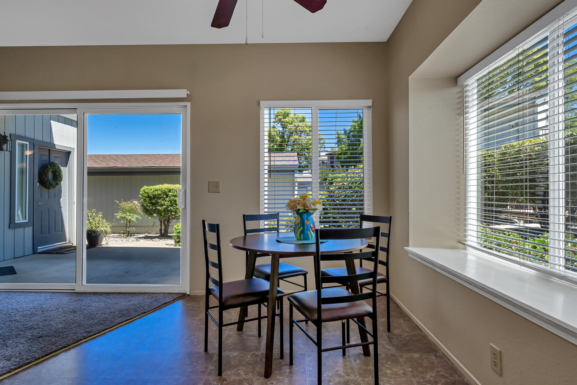 249 Ridgetop Drive, Unit 141 Redding, CA 96003 - Photo 8 of 25 Dining Area