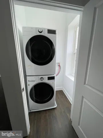 a close up view of a washer and dryer