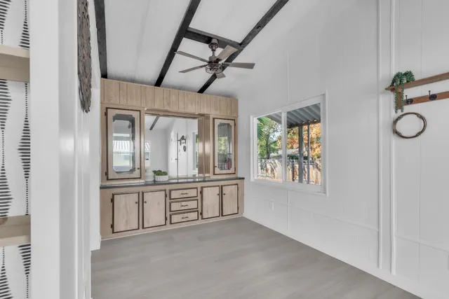 a view of livingroom with furniture