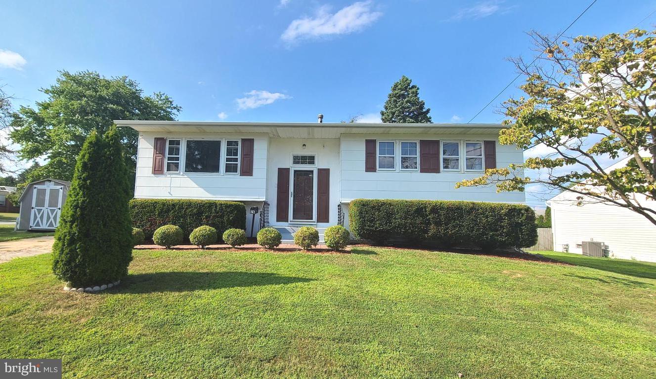 26 Alwyn Road Newark, DE 19713 - Photo 3 of 24 a front view of a house with garden
