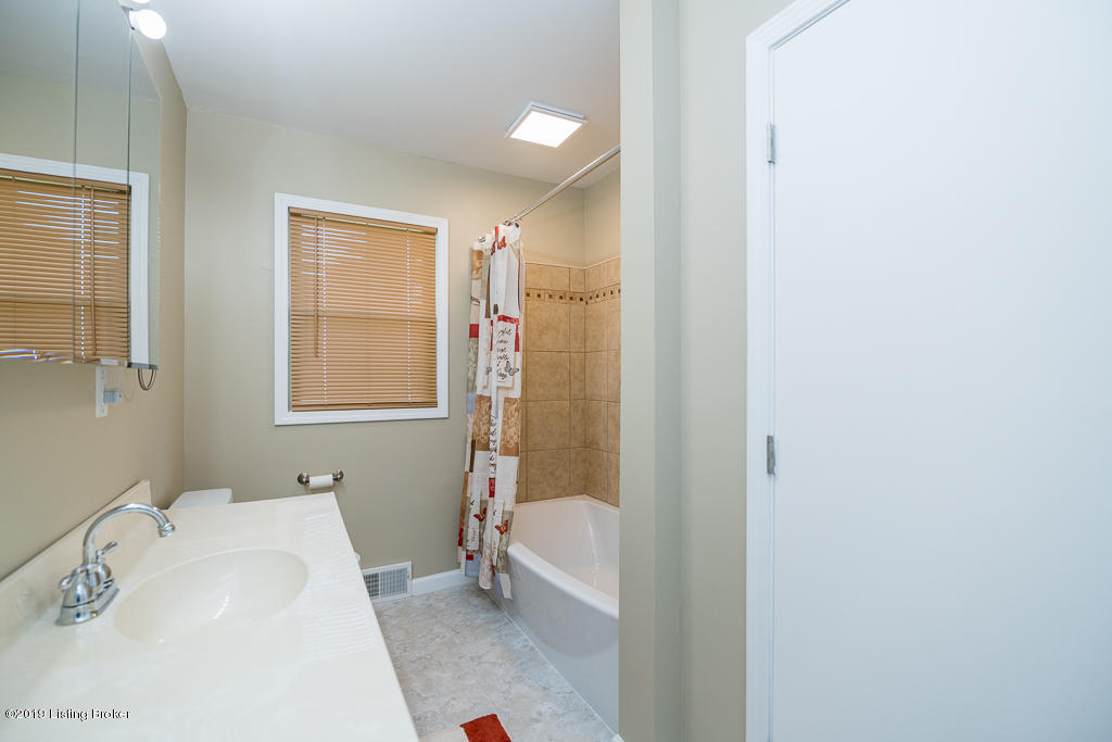 2634 Zoneton Road Shepherdsville, KY 40165 - Photo 26 of 39 Bath