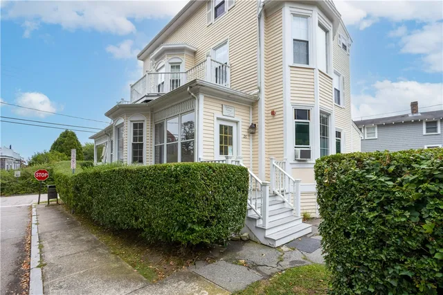 $3,600 | 26 Cliff Avenue, Unit 2, Newport, RI 02840