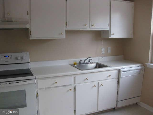 9329 Pan Ridge Road Parkville, MD 21234 - Photo 2 of 13 Kitchen