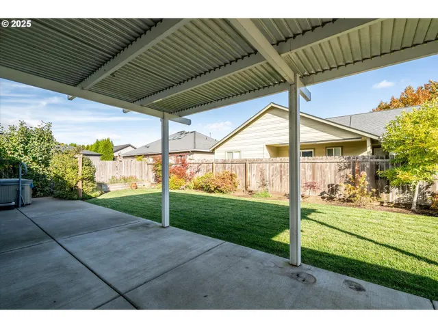 a view of a backyard