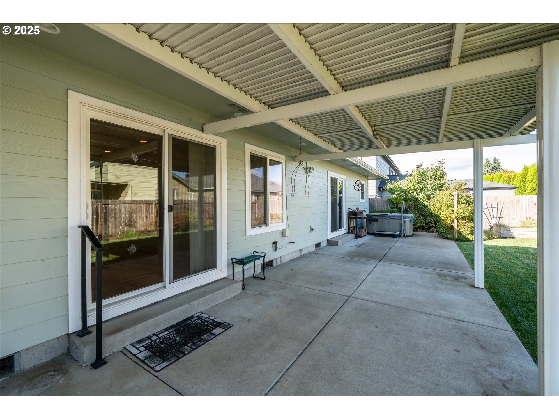 1176 Unity Drive Junction City, OR 97448 - Photo 32 of 44 a living room with furniture