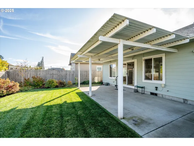 a view of a house with backyard and porch