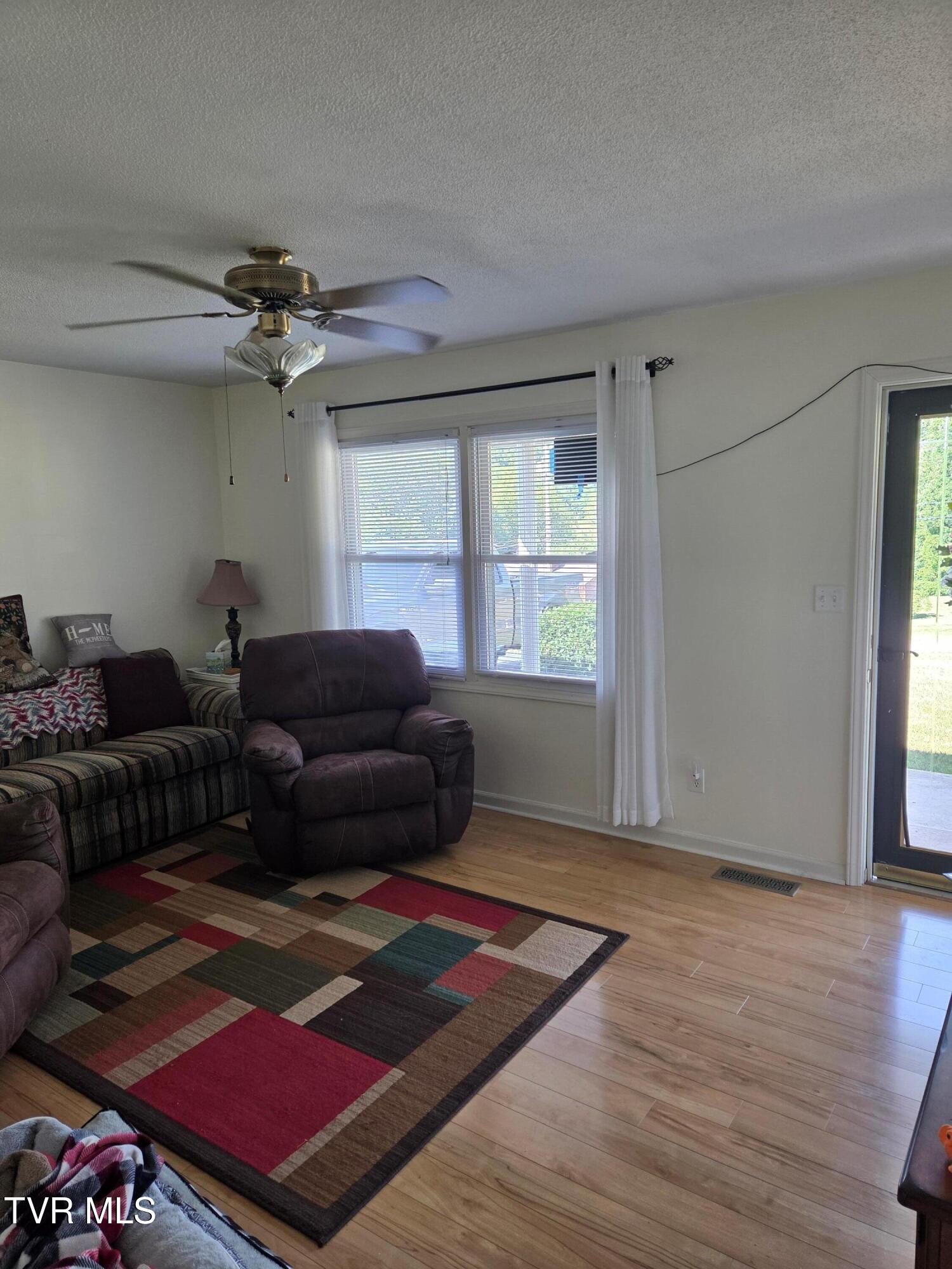 130 Unaka Subdivision Road Elizabethton, TN 37643 - Photo 5 of 24 LR 2