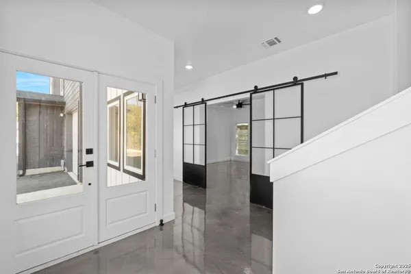 $2,400 | 106 Bank, Unit 102, San Antonio, TX 78204