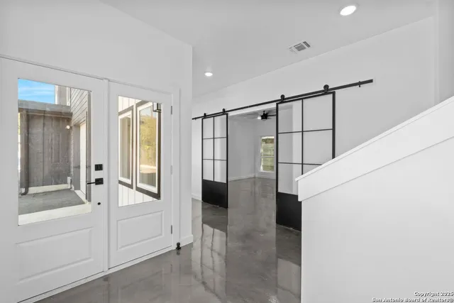 $2,400 | 106 Bank, Unit 102, San Antonio, TX 78204